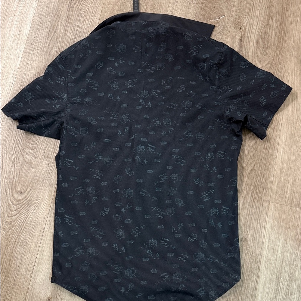 Lululemon Men's Short Sleeve Black Patterned Button-Up Shirt - Picture 5 of 6